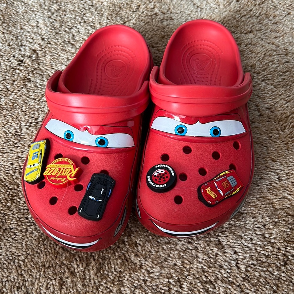 lightinf mcqueen crocs